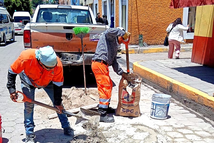 Continúa Ayuntamiento de Tlaxcala trabajos de nivelación de adoquín en la calle 20 de noviembre para mejorar la movilidad